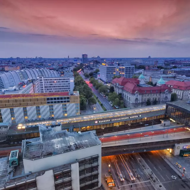 Blick über Westberlin und Bahnhof Zoo am Abend