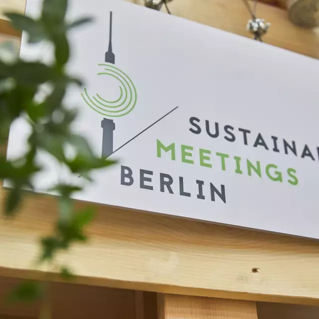 Schild mit Sustainable Meetings Berlin Logo