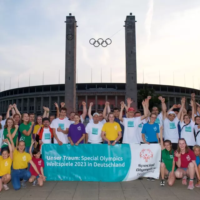 Menschen vor dem Olympia Stadion Berlin 