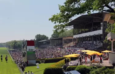 Meeting Guide Berlin Rennbahn Hoppegarten Zuschauer auf der Tribühne