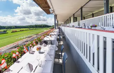 Meeting Guide Berlin Rennbahn Hoppegarten Haupttribüne mit Blick auf das Innenfeld