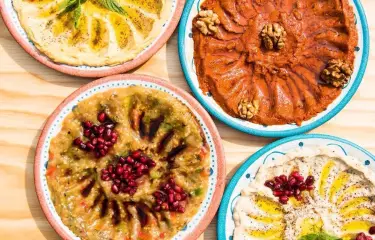 Verschiedene Mezze Mix (Humus, Baba Ghanoush, Muhammara, Labneh) Refueat