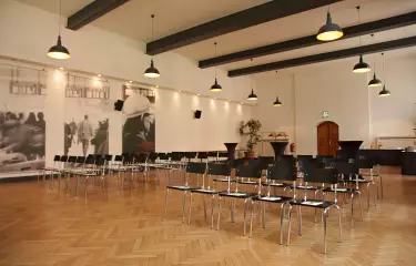 Meeting Raum Aula mit Stuhlreihen