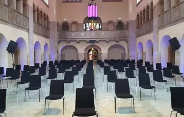 Stühle mit Abstand in der Halle des Stadtbad Oderberger