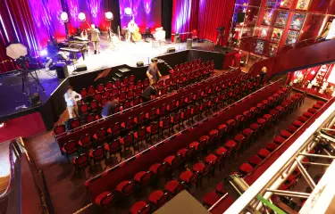 Reihenbestuhlung im Theatersaal