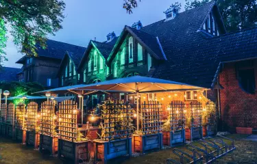 Kastaniengarten mit Terrasse in stimmungsvollem Licht