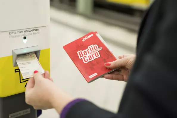 Fotoshooting City Cards, Ticketnutzung U-Bahn, Frau mit Berlin WelcomeCard am Ticketautomaten